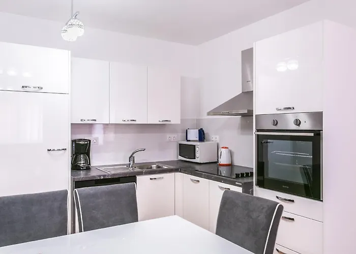 Dragan K2 - A2 Second Floor - Mpolo Medulin